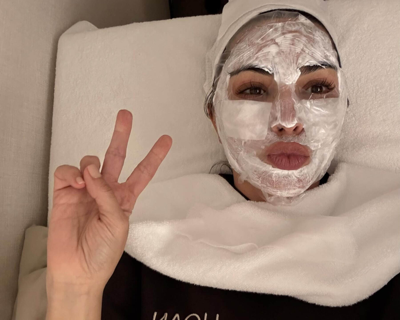 Les soins K-beauty de Kim Kardashian en Corée (Kim reçoit une anesthésie topique avant un traitement)